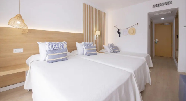 Трёхместный номер Standard с балконом Hotel Cala Font