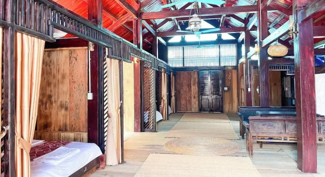 Кровать в общем номере с видом на бассейн HaGiang Go Ecolodge
