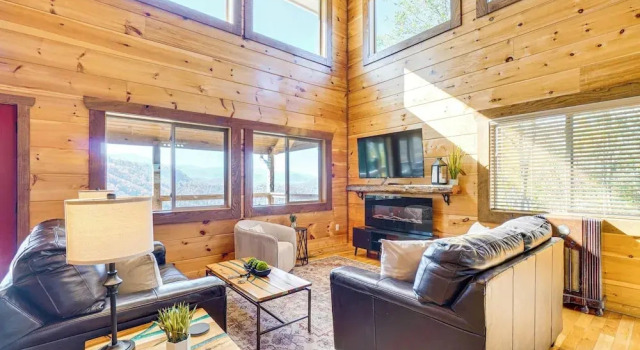 2 Mi to Downtown Gatlinburg: Cabin w/ Game Room, Забронировать Дом для отпуска Виллы Гатлинберг, рядом с Светофор №2B, Вилла