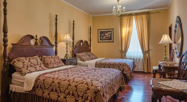 Четырёхместный номер Deluxe Hotel Royal
