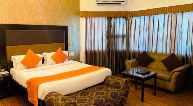 Номер Deluxe Ambassador Hotel