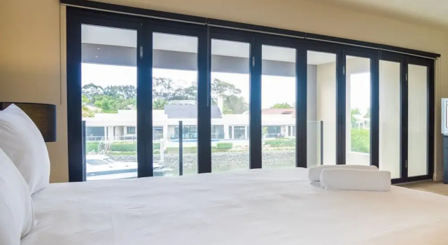 Indulgence on Bay Four, Book Hotel Hope Island Gold Coast