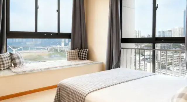 Люкс с 2 комнатами с видом на реку Junlan High-rise River View Homestay (Chongqing Jiefangbei Area Hong Ya Dong)