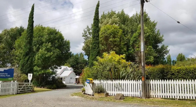 Matakohe Holiday Park, Buchen Sie Campingplatz Camping & Glamping in Nordinsel, Campingplatz