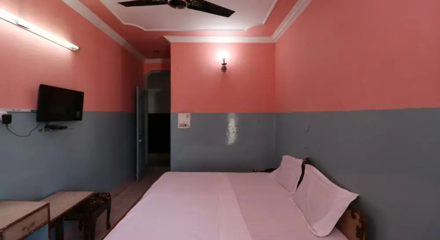 SPOT ON 37960 Hotel Krishna Plaza, Забронировать Отель Джамму Джамму и Кашмир