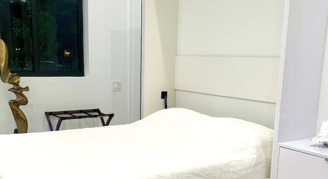 Люкс Deluxe Men only clothing option guesthouse near Wilton Manors