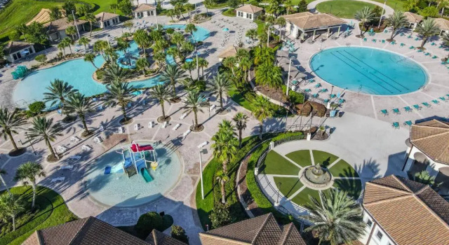 Breathtaking 2 stories Townhome with Free Waterpark and resort amenities
