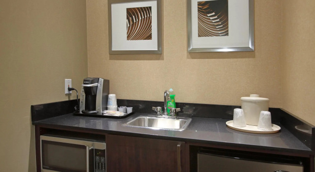 Двухместный полулюкс с видом на город Holiday Inn Express Hotel & Suites Vernon by IHG