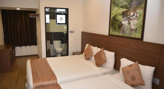 Кровать в общем номере Highlanders Hotel