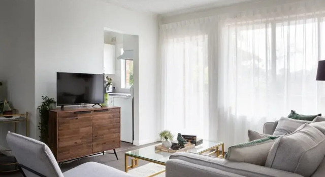 Sunny Apartment in Quiet and Green Neighbourhood, Забронировать Апартаменты/квартира Лейн-Коув-Норт 