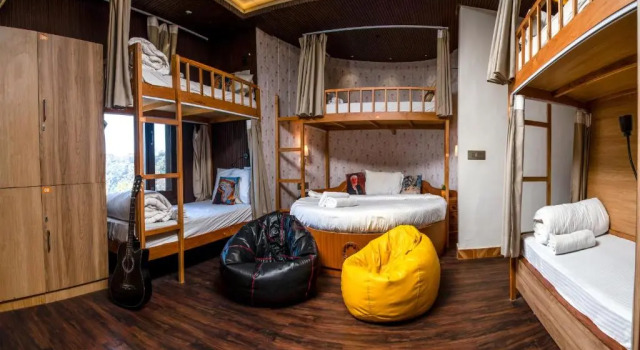 Кровать в общем номере The Social Stays Mussoorie