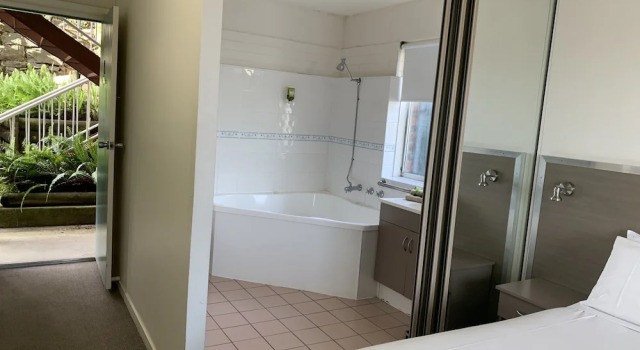 Люкс с балконом Adina Place Motel Apartments
