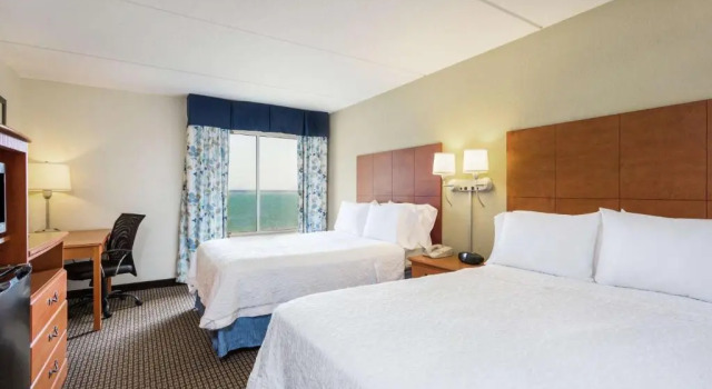 Четырёхместный номер Standard с видом на воду Hampton Inn Morehead City