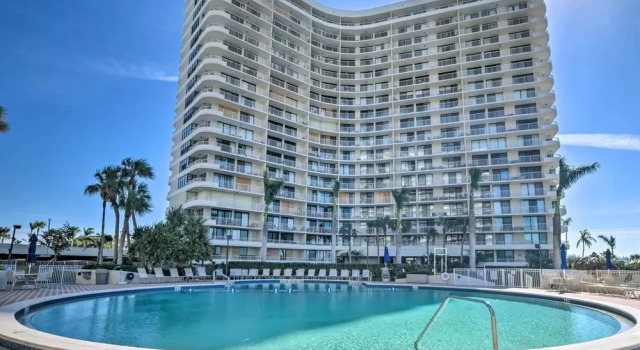 Апартаменты с 2 комнатами с балконом Resort-style Condo w/ Pool, Gym, Tennis + More!