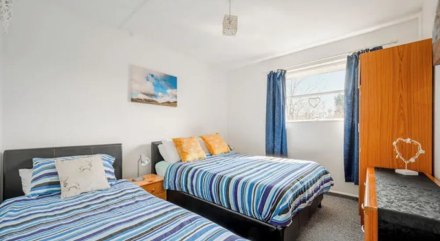 2 Bed Chalet - Sleeps 3 - River and Mountain Views