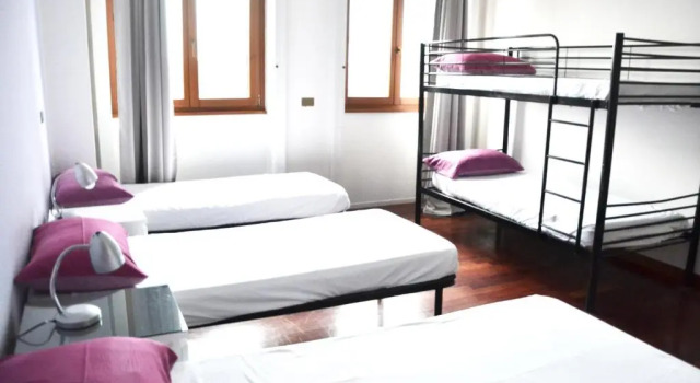Кровать в общем номере (женский номер) B&B Best Hostel Milano