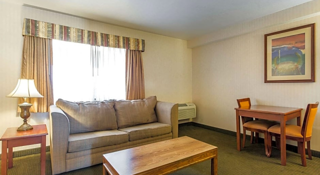 Люкс Econo Lodge Inn & Suites Riverside - Corona