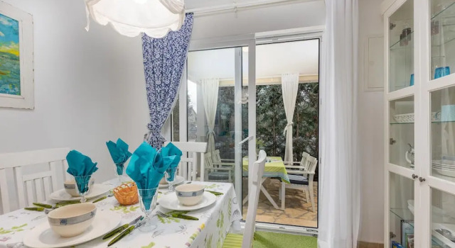 Beautiful Home in Malinska With Wifi and 1 Bedrooms, Varaa Hotelli Hotellit Kvarner Islands uima-altaalla, Uima-allas