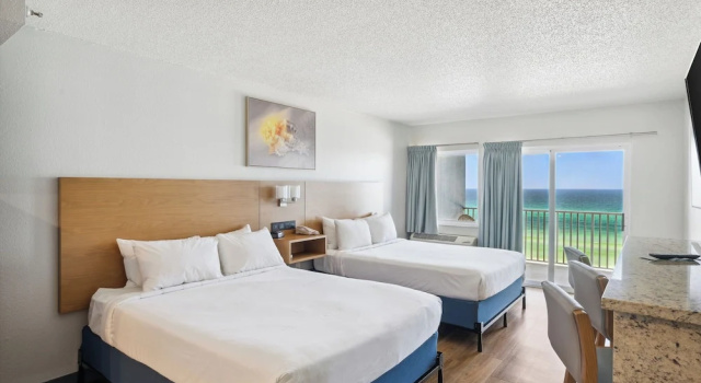 Четырёхместный номер Classic с балконом и рядом с пляжем Sugar Sands Beachfront Hotel, a By The Sea Resort