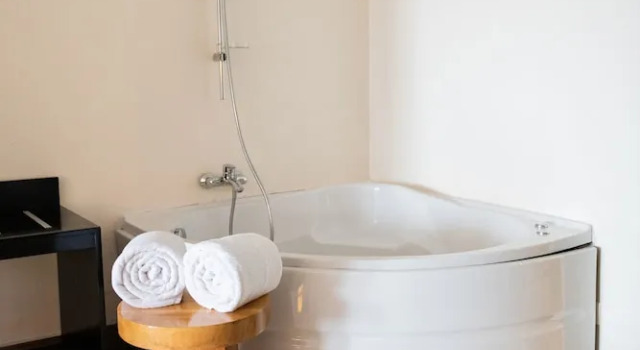 Люкс с видом на озеро Acacia Premier Hotel