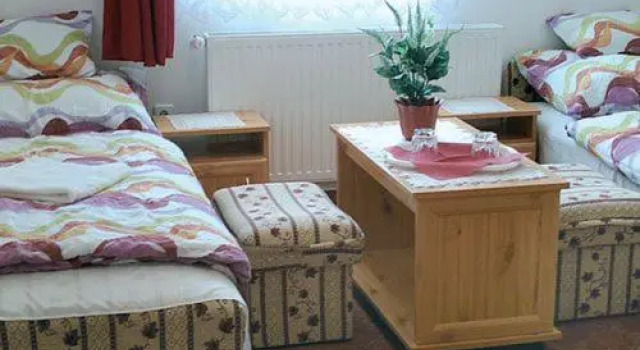 Vivien Panzio, Book Hotel Hoteller i Western Transdanubia med parkering, Parkering