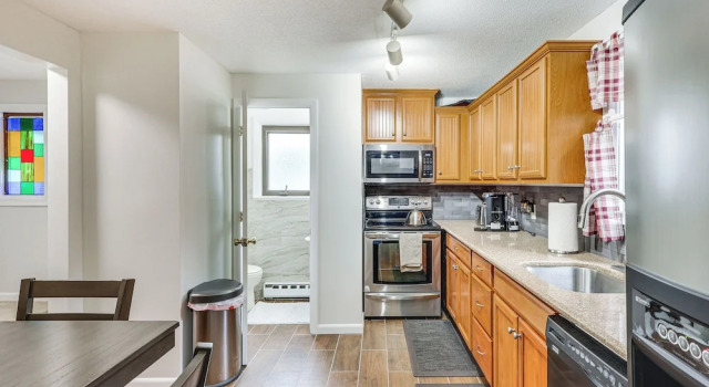 Quaint Bristol Townhome ~ 14 Mi to West Hartford!, 预订 酒店 布里斯托尔 康涅狄格州