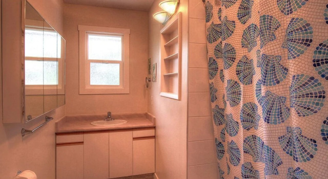 Коттедж Beach Access Kelowna Rental Home Upper Unit by KVR