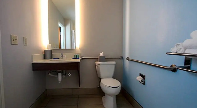 Четырёхместный люкс Holiday Inn Express Hotel & Suites Charleston - North by IHG