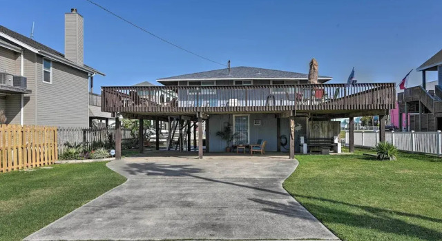 Коттедж 1/2 Mi to Beach: Canal-front Galveston Home!