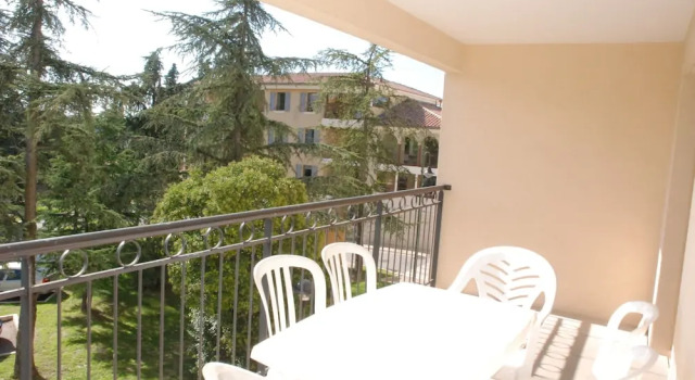 Standardowy dwuosobowy pokój 2 sypialnie i balkonem Uzes Appart Hotel