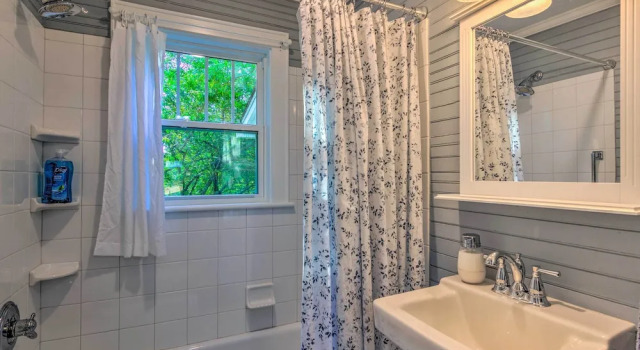 Коттедж Restored Mars Hill Home on 1 Acre: Walk to Town!