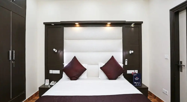 OYO 14389 Diplomat Suites, Забронировать Отель Отели Нью-Дели с завтраком, Завтраки