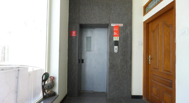OYO Silverkey 77698 Kings Court Near Rela Balaji Hospital, Забронировать Отель Отели штата Тамилнада 3 звезды, 3*