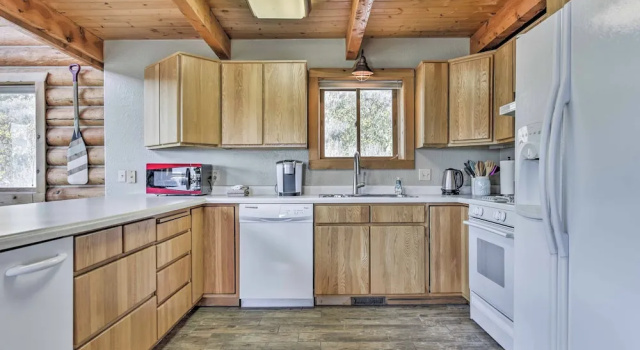 Коттедж с 4 комнатами Spacious Hilltop Cabin w/ Deck & Scenic Views!