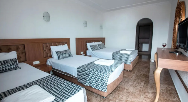 Семейный номер Standard с балконом и с частичным видом на море Kristal Beach Hotel