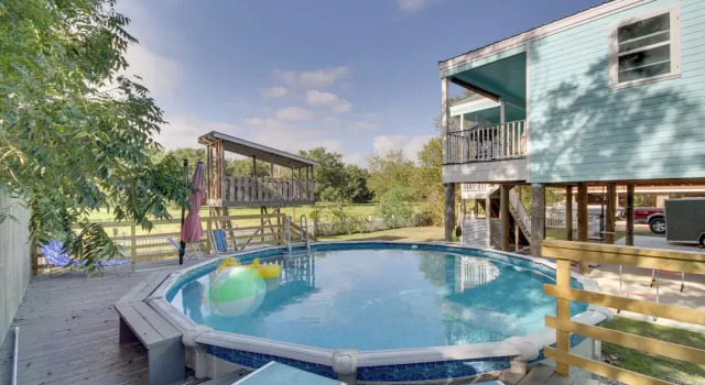Коттедж с 4 комнатами с балконом Sunny Waveland Home Rental w/ Pool: Walk to Beach!