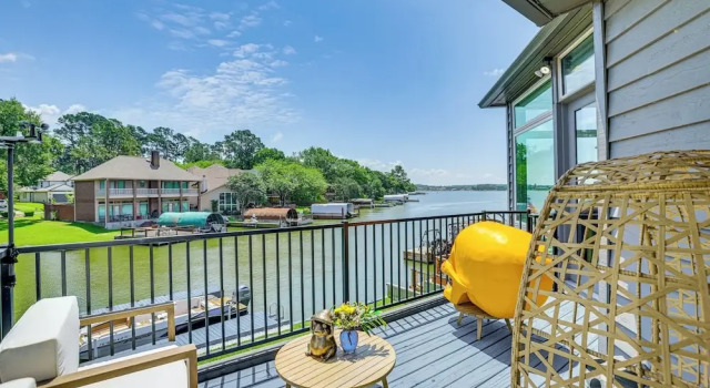 Коттедж Exquisite Canal-front Home: Access to Lake Conroe!