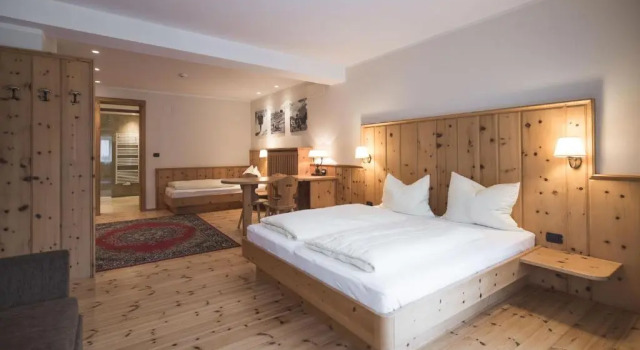 Полулюкс Emma Historic Hotel