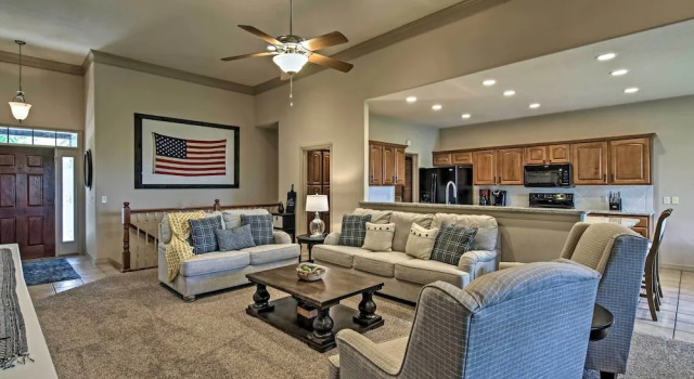 Апартаменты с 5 комнатами с балконом Expansive Townhome w/ Game Room & Community Pool