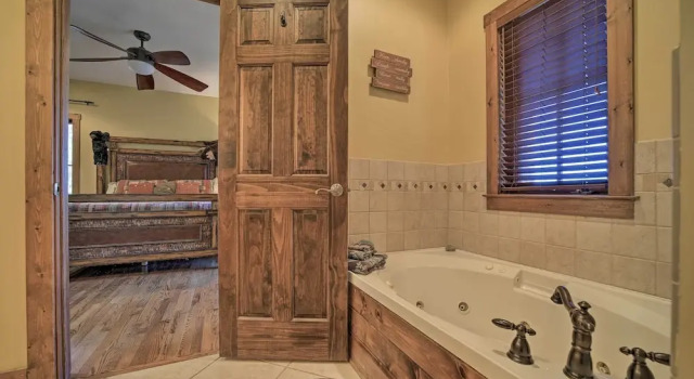 Коттедж с 5 комнатами с балконом Luxe Lodge Near Smoky Mountains: Views & Hot Tub!