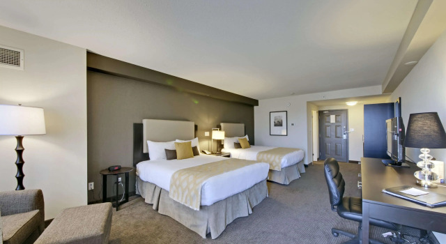 Четырёхместный номер Standard с видом на бассейн Coast Kamloops Hotel & Conference Centre