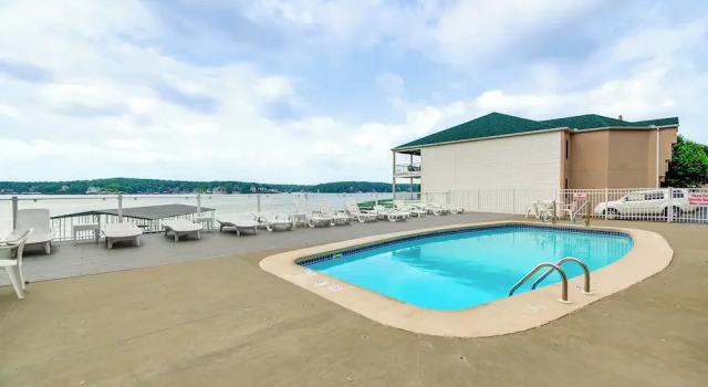 Community Perks! Waterfront Lake Ozark Escape