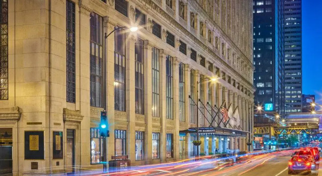 Кровать в общем номере с красивым видом из окна JW Marriott Chicago