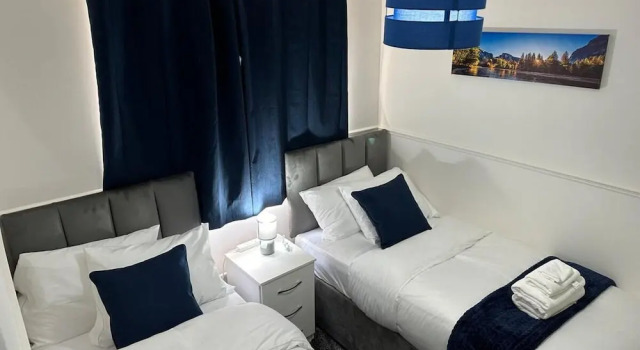 House Sleeps 7 - Contractors, Free Parking, Rezervasyon Tatil Evi Merseyside villalar, Villa