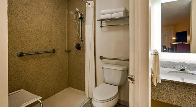 Кровать в общем номере Best Western Llano