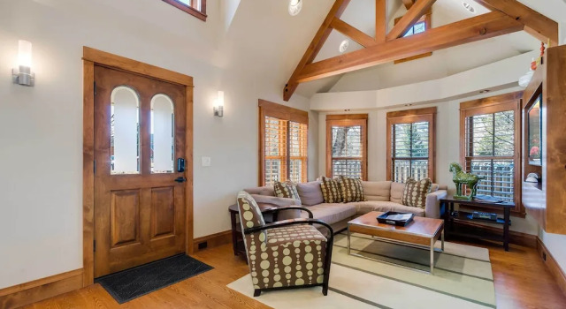 Downtown Breckenridge Cottage: Walk to Main St!, Rezerwuj Dom wakacyjny Hotele w Vail Ski z parkingiem, Parking