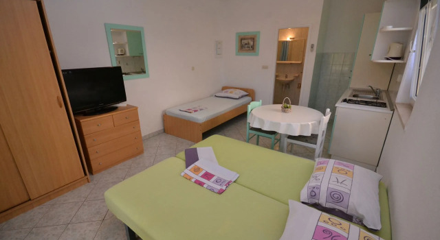 Studio apartment Suzane - terrace and sea view SA-Iris Postira, Island Brac, Prenota Appartamento Postira 