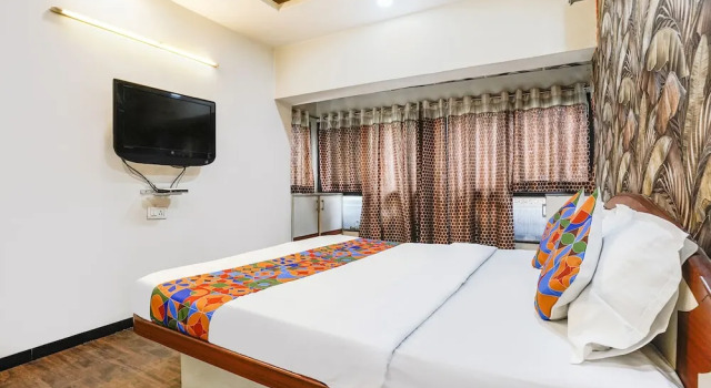 Номер Premium Fabhotel Saroj Inn