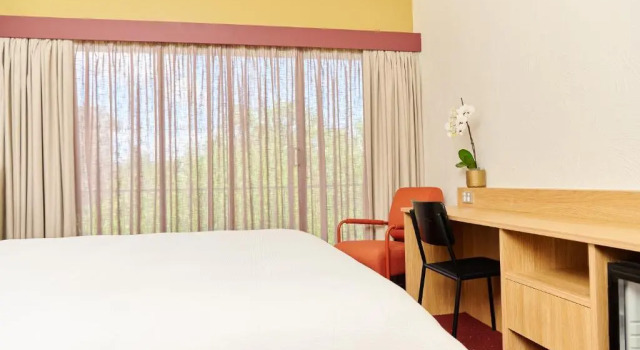 Двухместный номер с балконом Statesman Hotel