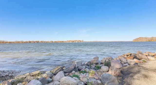Коттедж Steps to Shore! Pet-friendly Lake Waconia Getaway